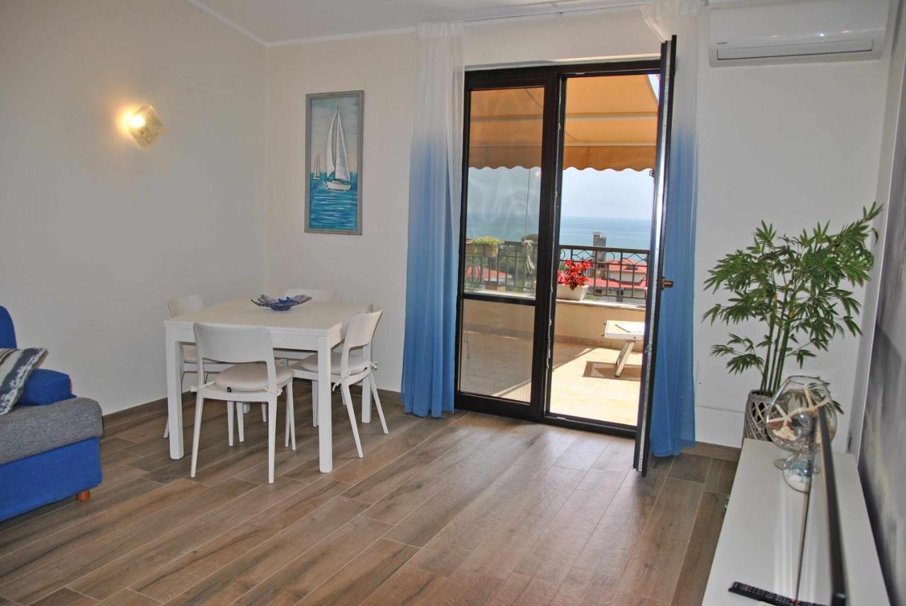 Appartamento CASA DINKY Attico climatizzato con terrazza vista mare Formia Esterno foto